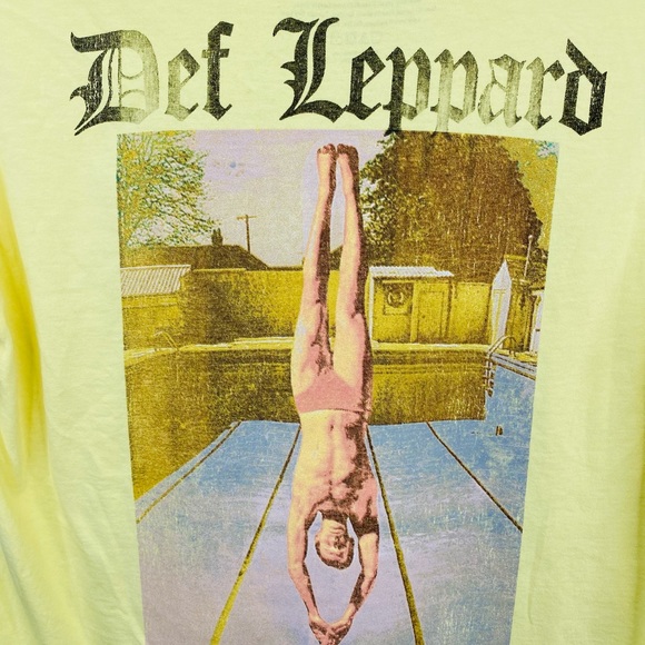 Def Leppard Graphic Band T-Shirt Yellow Triangle Logo Swimming Pool Dive… - Picture 6 of 9
